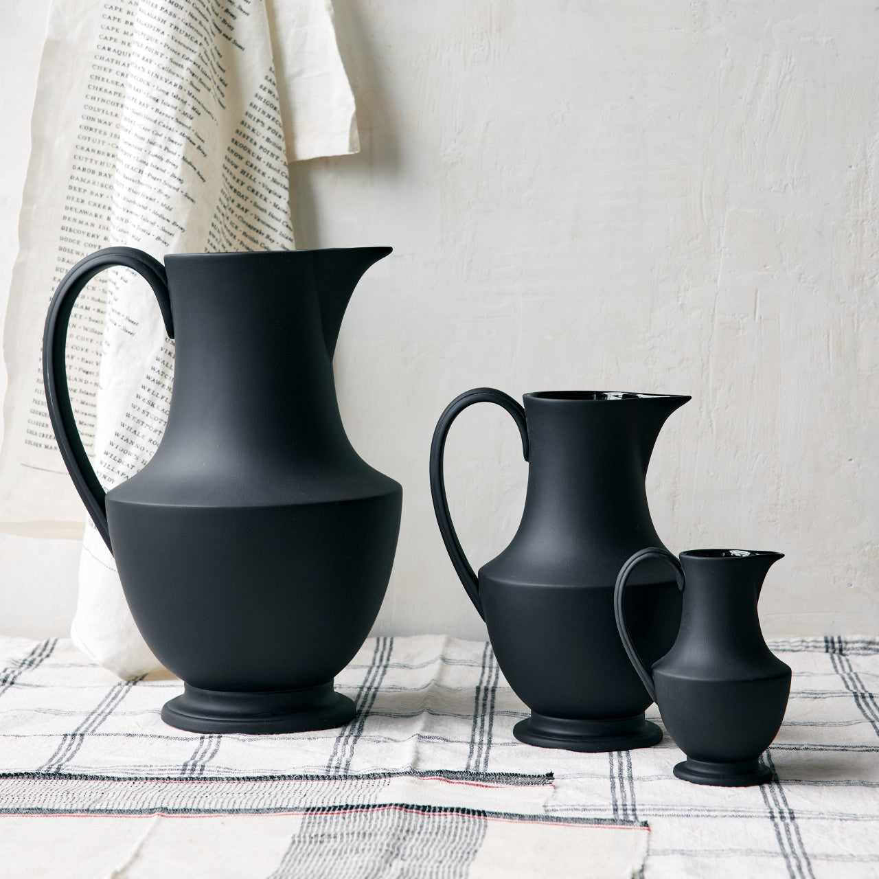 Toulouse Pitcher Large, Black